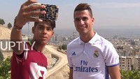 Nah, apalagi ketika berseragam Real Madrid. Langsung deh banyak yang minta selfie. Foto: YouTube