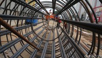 Proyek Light Rail Transit (LRT) rute Kelapa Gading-Velodrome sedang dikerjakan. Ari Saputra/detikcom.