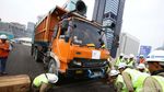 Foto: Uji Beban Simpang Susun Semanggi Pakai 16 Truk