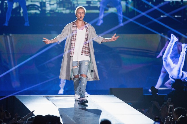 Justin Bieber mengaku dulu suka pakai jeans dari koleksi wanita. Menurutnya, jeans wanita lebih nyaman dikenakan. Foto: Getty Images