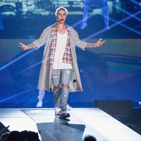 Justin Bieber mengaku dulu suka pakai jeans dari koleksi wanita. Menurutnya, jeans wanita lebih nyaman dikenakan. Foto: Getty Images