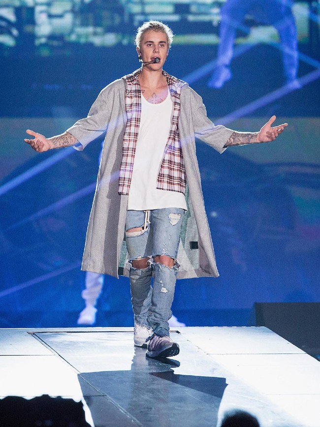 Di balik gayanya yang terkesan rebel, namun ternyata Justin Bieber tipe anak religius. Dia selalu menghubungi pastur dan guru spiritualnya Judah Smith. Bahkan Judah seringkali ikut Bieber tur karena Bieber tak ingin jauh dari tuhan.  Foto: Getty Images