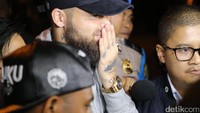 Eks bek Persija itu juga seolah tak mau bicara dengan menunjukkan gestur tubuh ini. Foto: Hanif Hawari