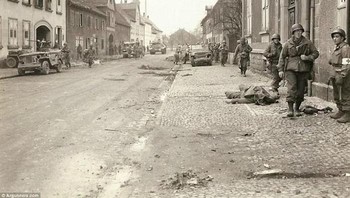 9. 1945: Perang Dunia 2 benar-benar salah satu masa tergelap dan paling mematikan dalam sejarah. Konflik yang melibatkan begitu banyak negara ini diestimasi membuat 70 sampai 85 juta jiwa tewas atau 3% populasi dunia saat itu. Ada pembantain massal Holocaust yang mengerikan sampai dijatuhkannya bom nuklir di Jepang. Foto: Argunners.com