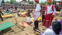 Jokowi berjalan di antara para penenun dan melihat langsung bagaimana cara pembuatan tenun Sumba (Raiyani Muharramah/dok Kemenpar)