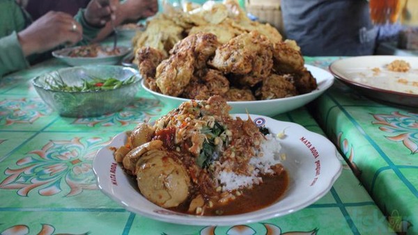 Kangen Nasi Pecel? Wajib Coba 6 Sajian Nasi Pecel dari Malang Hingga Kediri!