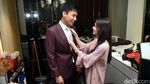 Segera Nikah, Stella Cornelia Belajar Pasang Dasi Fendy Chow