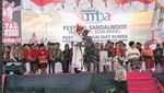 Foto: Asyiknya Jokowi Berkain Tenun di Parade 1.001 Kuda Sumba