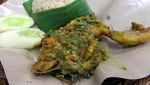 Huahh! Pedas Menyengat Ayam Penyet Berbalur Sambal