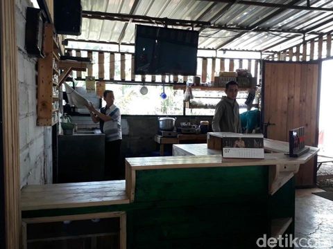 Pemilik Kafe Hore sedang membuka tempatnya/