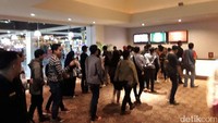 Mereka mengaku sengaja datang untuk menonton film yang sudah dinanti-nantikan sejak awal tahun 2017 ini. Dok. Filosofi Kopi 2