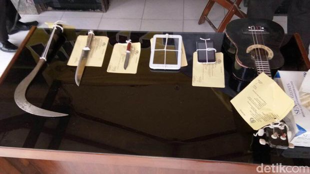 Barang bukti milik pelaku pemalakan di Cilincing