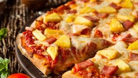 Pizza dengan topping keju dan tomat memang gurih enak. Tetapi keju dan tomat bisa merangsang sakit perut. Lapi pula pizza tergolong makanan berkalori tinggi.Foto: Berbagai sumber