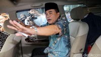 Akom enggan menjawab saat dikonfirmasi terkait ketidakhadiran itu. Ia lalu bergegas menuju mobil Toyota Innova bernopol B 218 PAK yang telah terparkir di lobi depan gedung.