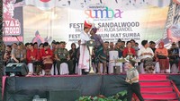Melihat banyaknya potensi yang dimiliki di Sumba, Jokowi meminta Pemprov NTT dan Pemerintah Daerah menjaga kebudayaan dan kearifan lokal. Hal itu agar Sumba menjadi daya tarik wisatawan mancanegara dan domestik. (Foto: Raiyani/dok Kemenpar)