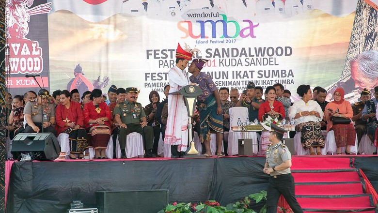 Apa Arti Salam Cium Hidung yang Dilakukan Jokowi di Sumba?