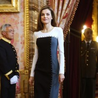 Ratu Letizia menghadiri makan siang resmi untuk penghargaan Sastra Miguel de Cervantes 2016 di Istana Kerajaan pada tanggal 19 April 2017 di Madrid, Spanyol. (Foto: Jose Luis Cuesta - Pool / Getty Images)