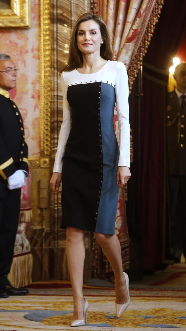 Ratu Letizia menghadiri makan siang resmi untuk penghargaan Sastra Miguel de Cervantes 2016 di Istana Kerajaan pada tanggal 19 April 2017 di Madrid, Spanyol. (Foto: Jose Luis Cuesta - Pool / Getty Images)