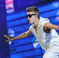 Justin Bieber pernah bikin jengkel tetangganya karena menggelar pesta  sampai jam 5 pagi. Tak hanya itu, ia bahkan dikabarkan sempat melemparkan telur ke rumah tetangganya. Atas ulah Justin, sang tetangga mengalami kerugian hingga US$ 80 ribu atau Rp 1,1 miliar. (Foto: Getty Images)