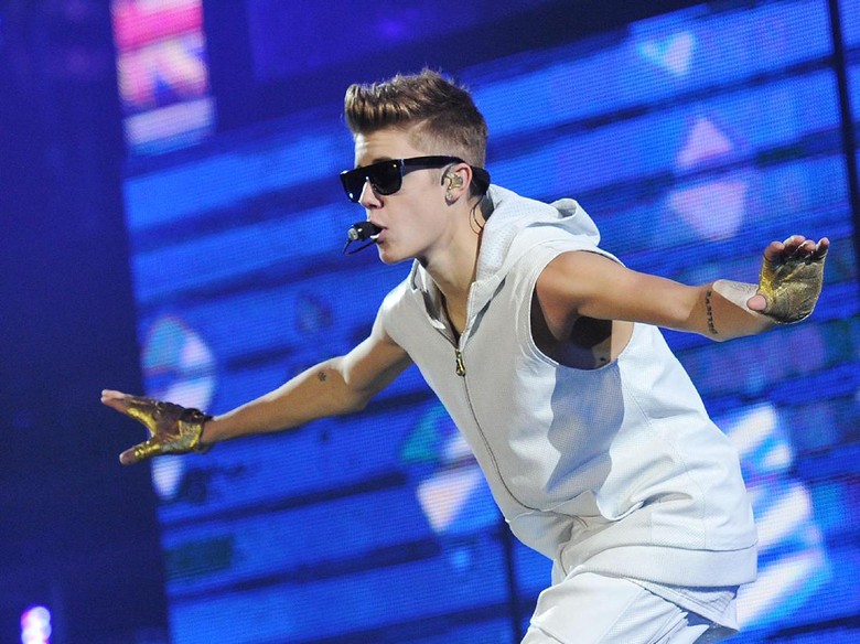 Waduh! Justin Bieber Tabrak Paparazi dengan Mobil Waduh! Justin Bieber Tabrak Paparazi dengan Mobil