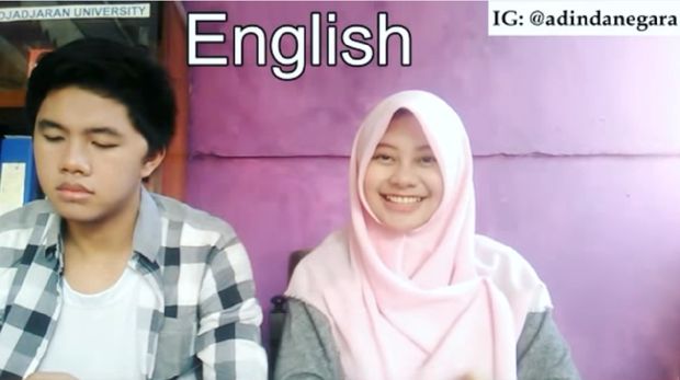 Syifa menyanyikan lagu Despacito. 