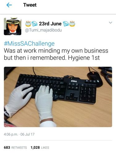 Ratu Kecantikan Afrika Selatan Dikecam Suapi Anak HIV Pakai Sarung Tangan