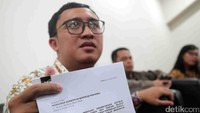 Ketua wadah karyawan KPK Harun Al Rasyid menunjukkan surat permohonan.
