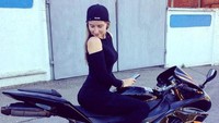 Kalau ini namanya Kira. Aksi Kira menunggangi moge bisa dilihat di akun Instagram miliknya @kira_barracuda. Istimewa/Instagram.