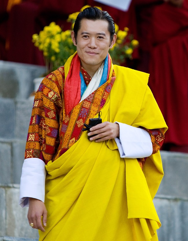 Raja Bhutan Jigme Khesar Namgyel Wangchuck. Jigme dinobatkan sebagai raja pada 9 Desember 2006. Wajahnya penuh kharisma, kewibawaan, dan tampak bersahabat. Foto: Getty Images