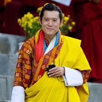 Raja Bhutan Jigme Khesar Namgyel Wangchuck. Jigme dinobatkan sebagai raja pada 9 Desember 2006. Wajahnya penuh kharisma, kewibawaan, dan tampak bersahabat. Foto: Getty Images