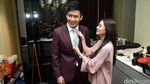 Segera Nikah, Stella Cornelia Belajar Pasang Dasi Fendy Chow