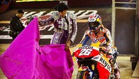 Aksi matador ini tidak melibatkan banteng. Dani Pedrosa di atas motor Honda jadi ganti bantengnya! (Instagram @26_danipedrosa)