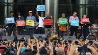 Sebelum dimulai, Slank dengan formasi lengkap Kaka, Bimbim, Abdee, Ridho, dan Ivanka sempat bertemu dengan pimpinan KPK Saut Situmorang.