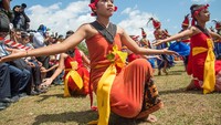 Sedangkan para penari perempuan, membawakan tarian ini dengan kostum berwarna merah cerah (Raiyani Muharramah/dok Kemenpar)