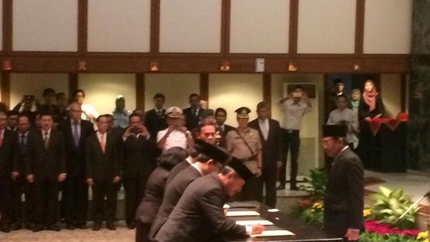 Ada 18 pejabat yang dimutasi.