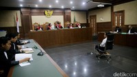 Sidang perdana ini beragendakan pembacaan surat dakwaan.