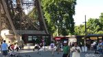 Foto: Leyeh-leyeh di Kaki Eiffel