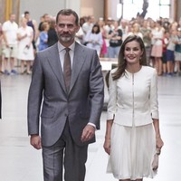 Raja Felipe VI dan Ratu Letizia dari Spanyol menghadiri program sekolah The Art of Educating (El Arte de Educar) di Museum El Prado pada tanggal 19 Juni 2017 di Madrid, Spanyol. (Foto: Carlos Alvarez / Getty Images)