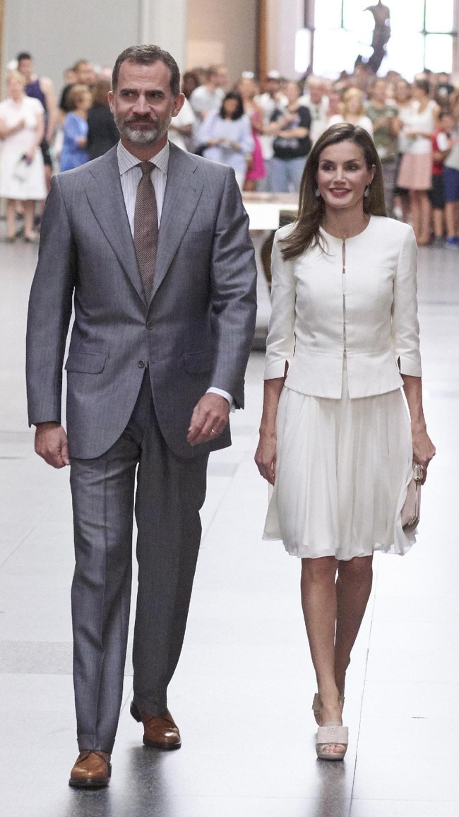 Raja Felipe VI dan Ratu Letizia dari Spanyol menghadiri program sekolah The Art of Educating (El Arte de Educar) di Museum El Prado pada tanggal 19 Juni 2017 di Madrid, Spanyol. (Foto: Carlos Alvarez / Getty Images)