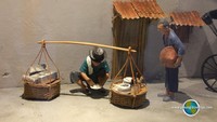 Replika mini ini terlihat seperti pedagang pikulan di Indonesia ya? (Foto: Istimewa)