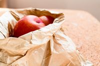 Pisang dan apel bisa ditaruh dalam kantung kertas.