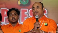 Laurens Paliyama (kiri) dan Edwin Hitipeuw (kanan) ditangkap polisi di Jalan Raya Sawangan, Kota Depok, pada Rabu (12/7) sekitar pukul 01.00 WIB. Sementara Erick Birahy dan Richard dibekuk di Bandung, Rabu (12/7/2017).