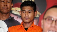 Para tersangka dihadirkan dalam jumpa pers dengan mengenakan baju tahanan Polda Metro Jaya.