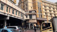 Sekarang Glodok sudah tak seramai dulu, penjualannya lesu sejak tahun 2000-an. Tahun ini juga lebih sepi lagi, setiap tahun semakin sepi saja, kata Asisten Manager Pasar Glodok PD Pasar Jaya, Aswan.