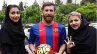 Banyak yang tertipu dengan kemiripan Reza dan sang penyerang Azulgrana. Tak cuma orang sekitar, bahkan selebriti kita yang gemar bola juga banyak berkomentar terkait kemiripan Reza dan Messi.  Foto: Instagram/rezaparatesh