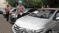 Honda City dan Toyota Yaris milik pelaku diamankan di Mapolda Metro Jaya.