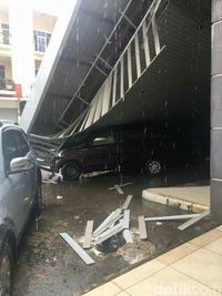 Atap Kanopi Harbour Bay Batam Roboh