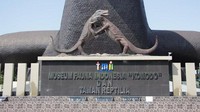 Museum-museum yang bisa dikunjungi di TMII ialah; Museum Indonesia, Museum Keprajuritan, Museum Prangko Indonesia, Museum Pusaka, Museum Transportasi, Museum Listrik dan Energi Baru, Museum Telekomunikasi, Museum Olahraga Nasional, Museum Asmat, Museum Timor-Timur, Museum Minyak dan Gas Bumi (GAWITRA), Museum Fauna Indonesia Komodo, dan Taman Reptilia sampai Museum Penerangan. (mcnugraha/dTraveler)
