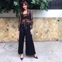 Selain wajahnya yang awet muda, Artika Sari Devi juga banyak dipuji karena bentuk tubuhnya yang tetap langsing meskipun sudah punya dua anak. Dalam wawancara pada 2012, bintang film Opera Jawa itu pernah mengungkapkan, dia menyukai perawatan kecantikan tradisional seperti jamu. Foto: Dok. Instagram Artika Sari Devi