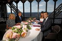Romantis, Saat Presiden AS dan Prancis 'Double Date' di Menara Eiffel